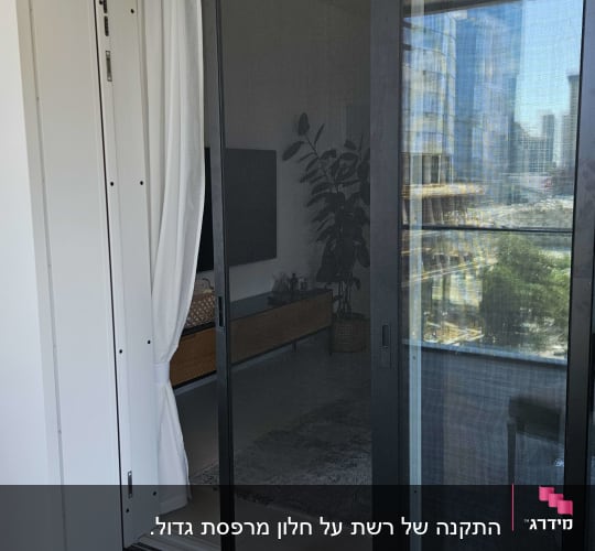 דלת הזזה מאלומיניום עם מסגרת כהה
